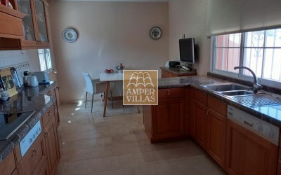 Bonito y amplio chalet en el centro del Albir con piscina privada.